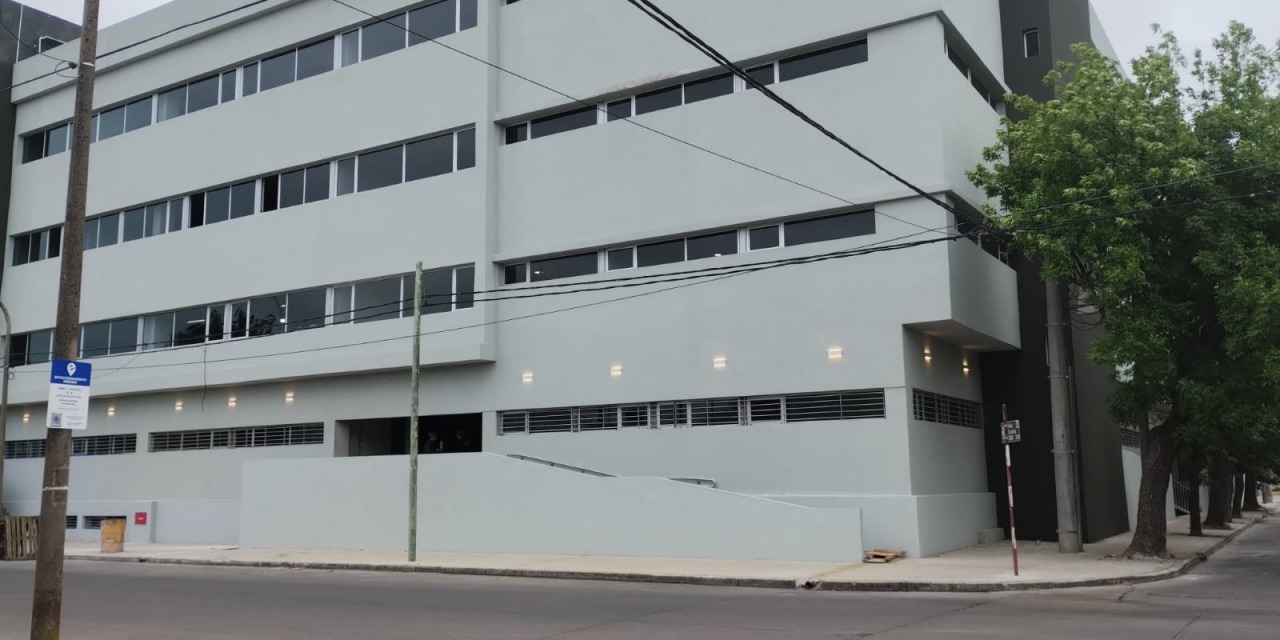 Se encienden las luces en el edificio del Polo Judicial